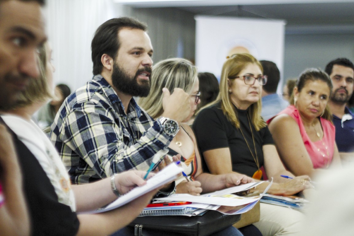 Participantes eram divididos em grupos para avaliar estudos de caso