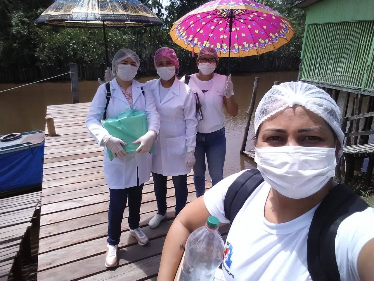 A enfermeira Andreia Vasconcelos estÃ¡ no canto direito segurando o isopor durante mutirÃ£o de vacinaÃ§Ã£o em Santana (AP). CrÃ©dito: Foto cedida pelo municÃ­pio.