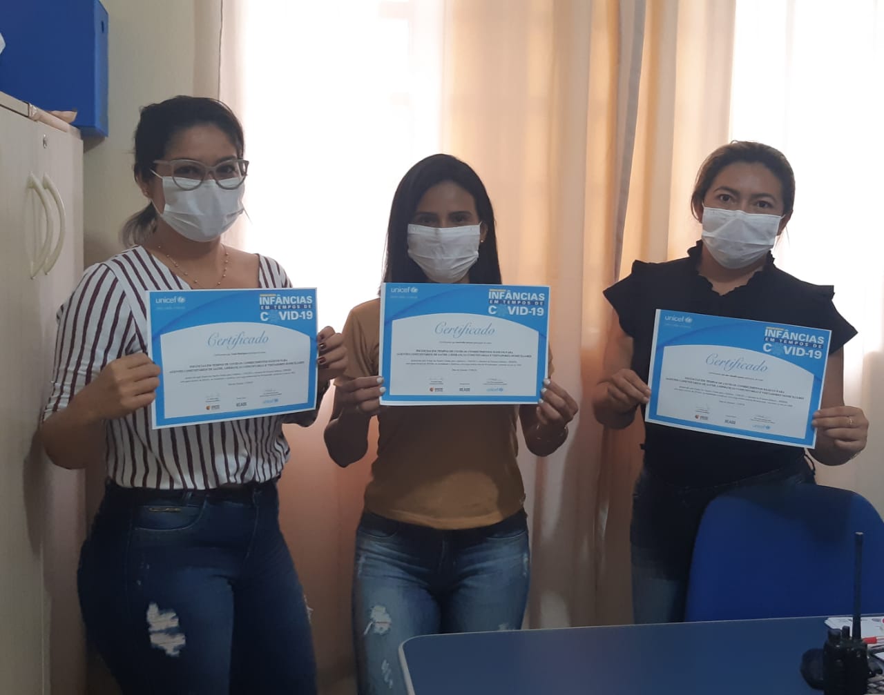 VÃ¢nia Rodrigues(camisa listrada), enfermeira e Coordenadora da SaÃºde da CrianÃ§a, participou do curso junto Ã  outras colegas de trabalho.