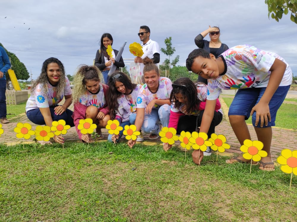 Adolescentes do NUCA de JordÃ£o, no Acre, plantam flores do FaÃ§a Bonito em praÃ§a (Foto: Cristiana Cardoso-JordÃ£o/AC)