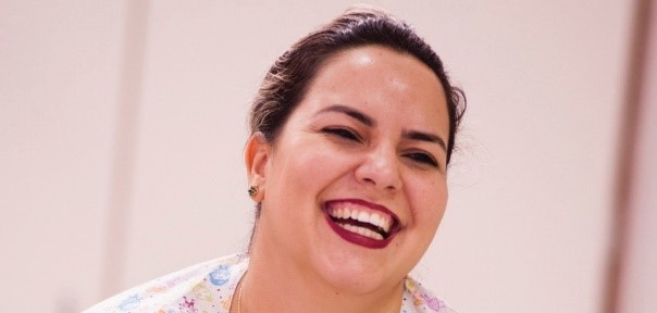 Mulher dar risada enquanto é fotografada