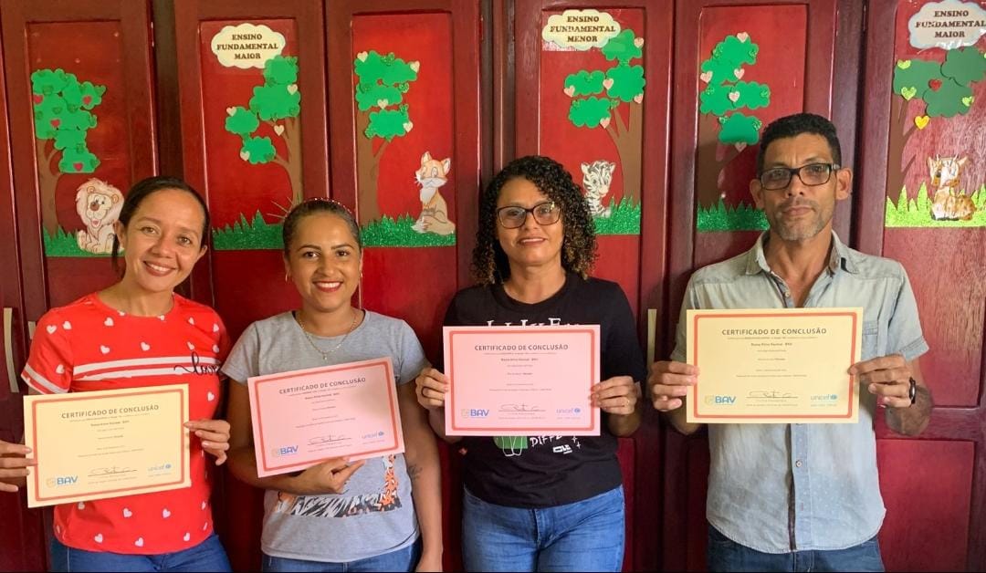 TÃ©cnicos do municÃ­pio de PacajÃ¡_PA com seus diplomas do curso sobre a Busca Ativa Vacinal. FOTO_ Maria do Carmo