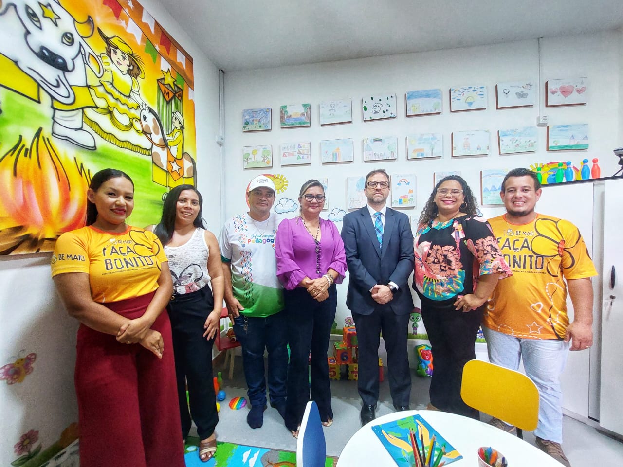 O espaÃ§o Ã© direcionado a crianÃ§as e adolescentes vÃ­timas de violÃªncia e  foi decorado com desenhos de alunos de creches e escolas do projeto âO lugar onde eu vivoâ