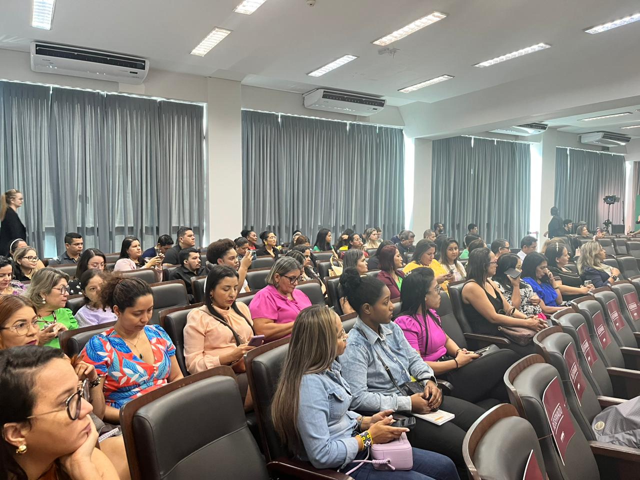 Encontro discute a implantaÃ§Ã£o de uma rede de atendimento e escuta protegida para meninas e meninos vÃ­timas ou testemunhas de violÃªncia e evitar sua revitimizaÃ§Ã£o, em municÃ­pios que participam do Selo UNICEF. 