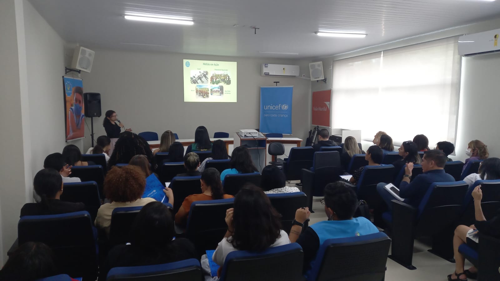 Encontro discute a implantaÃ§Ã£o de uma rede de atendimento e escuta protegida para meninas e meninos vÃ­timas ou testemunhas de violÃªncia e evitar sua revitimizaÃ§Ã£o, em municÃ­pios que participam do Selo UNICEF. Em 2020, 266 casos de violÃªncia sexual contra crianÃ§as e adolescentes foram registrados no estado