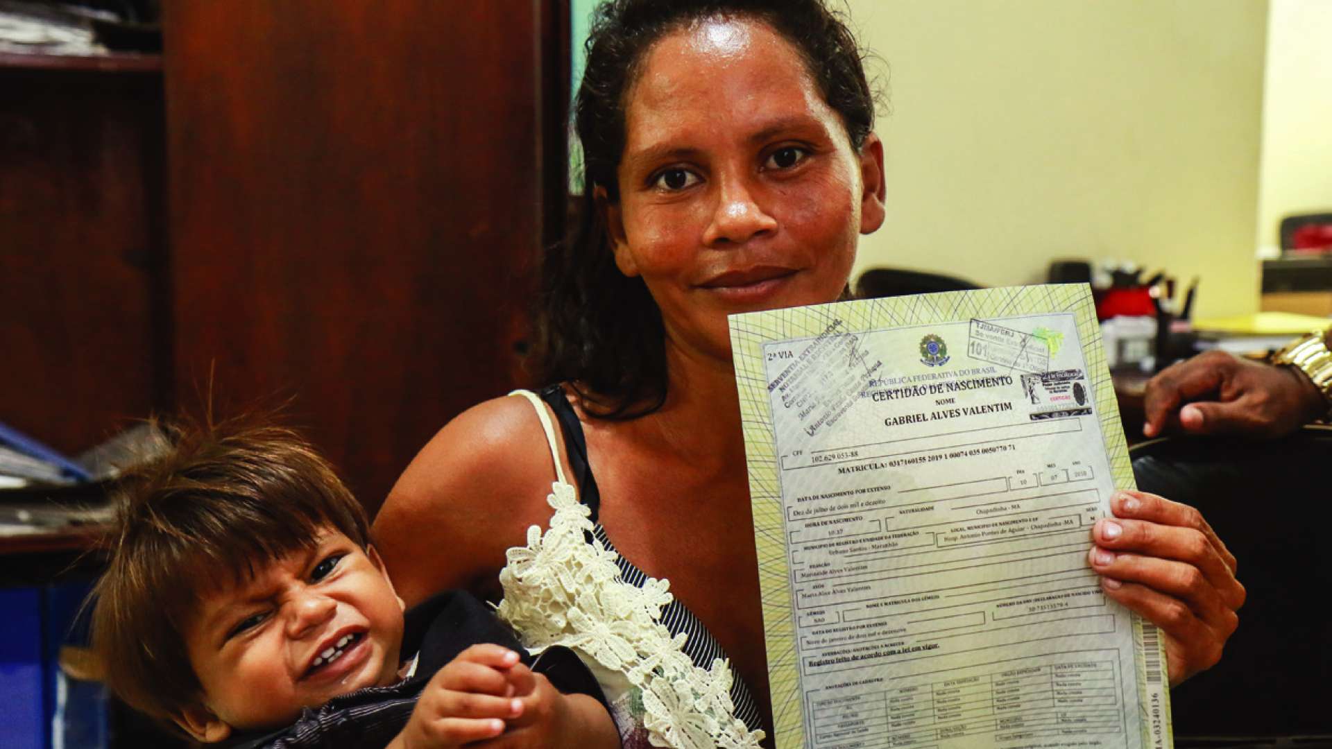 Gabriel, sua mÃ£e e o registro civil de nascimento. Uma garantia de seus direitos como cidadÃ£o.