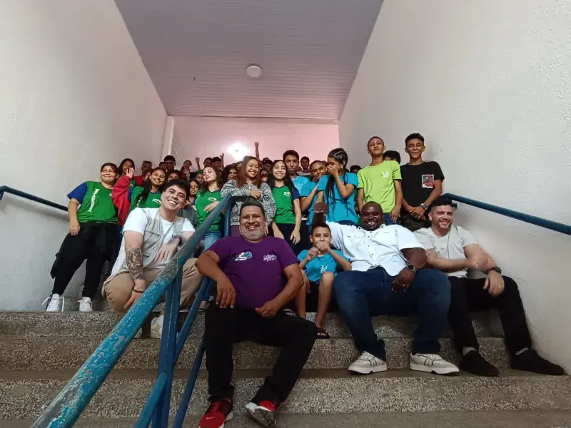 Mais de 50 adolescentes em Manacapuru conversaram com o time do 1MiO e Ernest Dube sobre oportunidades de capacitação para o mundo do trabalho