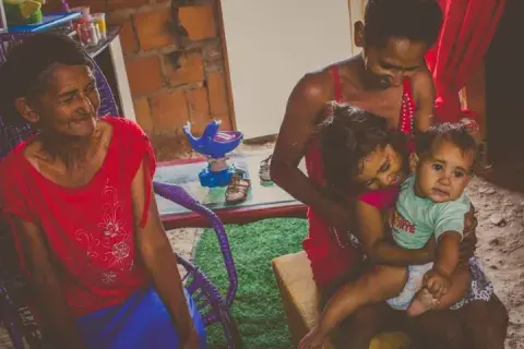 Avó, mãe e netas esperam que a inclusão escolar rompa o ciclo de analfabetismo na família. Foto: UNICEF/BRZ/Raoni Libório