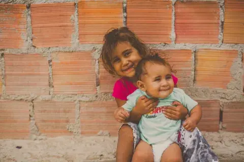 Mãe e avó garantem que vão matricular a caçula da família, Luciene (7 meses), aos 4 anos. Foto: UNICEF/BRZ/Raoni Libório