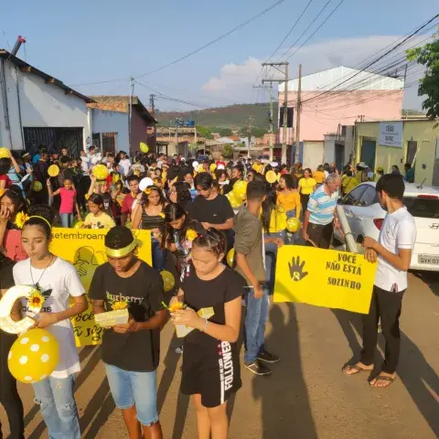 Adolescentes e jovens participam de caminhada pela vida em atividade alusiva ao Setembro Amarelo em Parauapebas-PA. (Foto: Divulgação do município)