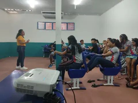 Palestra para adolescentes em uma escola de Laranjal do Jari-AP. (Foto: Divulgação do município)