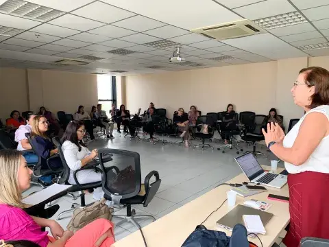 A APDMCE e o UNICEF reuniram 290 participantes de 152 municípios cearenses durante três dias de capacitações sobre a Lei da Escuta Protegida. A atividade foi sediada na Escola Superior do Parlamento Cearense (UNIPACE), em Fortaleza, de 23 a 25 de maio, com público de mobilizadores da Assistência Social e articuladores do Selo UNICEF, divididos por grupos. Com o tema “Acolher e Proteger: como promover espaços de escuta de crianças e adolescentes vítimas e/ou testemunhas de violência", os encontros do Ceará i