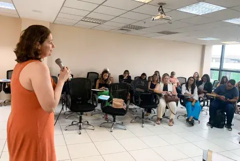 A APDMCE e o UNICEF reuniram 290 participantes de 152 municípios cearenses durante três dias de capacitações sobre a Lei da Escuta Protegida. A atividade foi sediada na Escola Superior do Parlamento Cearense (UNIPACE), em Fortaleza, de 23 a 25 de maio, com público de mobilizadores da Assistência Social e articuladores do Selo UNICEF, divididos por grupos. Com o tema “Acolher e Proteger: como promover espaços de escuta de crianças e adolescentes vítimas e/ou testemunhas de violência", os encontros do Ceará i