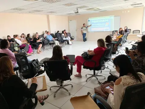 A APDMCE e o UNICEF reuniram 290 participantes de 152 municípios cearenses durante três dias de capacitações sobre a Lei da Escuta Protegida. A atividade foi sediada na Escola Superior do Parlamento Cearense (UNIPACE), em Fortaleza, de 23 a 25 de maio, com público de mobilizadores da Assistência Social e articuladores do Selo UNICEF, divididos por grupos. Com o tema “Acolher e Proteger: como promover espaços de escuta de crianças e adolescentes vítimas e/ou testemunhas de violência", os encontros do Ceará i