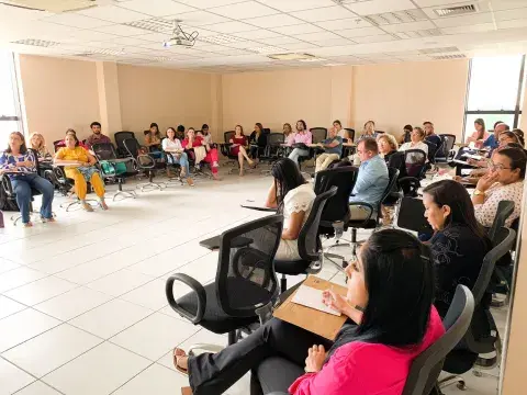 A APDMCE e o UNICEF reuniram 290 participantes de 152 municípios cearenses durante três dias de capacitações sobre a Lei da Escuta Protegida. A atividade foi sediada na Escola Superior do Parlamento Cearense (UNIPACE), em Fortaleza, de 23 a 25 de maio, com público de mobilizadores da Assistência Social e articuladores do Selo UNICEF, divididos por grupos. Com o tema “Acolher e Proteger: como promover espaços de escuta de crianças e adolescentes vítimas e/ou testemunhas de violência", os encontros do Ceará i