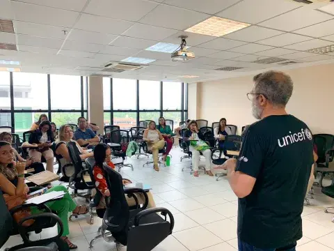 A APDMCE e o UNICEF reuniram 290 participantes de 152 municípios cearenses durante três dias de capacitações sobre a Lei da Escuta Protegida. A atividade foi sediada na Escola Superior do Parlamento Cearense (UNIPACE), em Fortaleza, de 23 a 25 de maio, com público de mobilizadores da Assistência Social e articuladores do Selo UNICEF, divididos por grupos. Com o tema “Acolher e Proteger: como promover espaços de escuta de crianças e adolescentes vítimas e/ou testemunhas de violência", os encontros do Ceará i