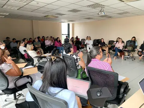 A APDMCE e o UNICEF reuniram 290 participantes de 152 municípios cearenses durante três dias de capacitações sobre a Lei da Escuta Protegida. A atividade foi sediada na Escola Superior do Parlamento Cearense (UNIPACE), em Fortaleza, de 23 a 25 de maio, com público de mobilizadores da Assistência Social e articuladores do Selo UNICEF, divididos por grupos. Com o tema “Acolher e Proteger: como promover espaços de escuta de crianças e adolescentes vítimas e/ou testemunhas de violência", os encontros do Ceará i