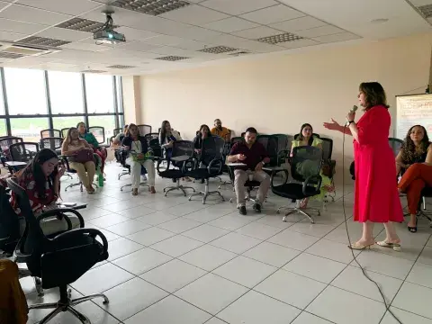 A APDMCE e o UNICEF reuniram 290 participantes de 152 municípios cearenses durante três dias de capacitações sobre a Lei da Escuta Protegida. A atividade foi sediada na Escola Superior do Parlamento Cearense (UNIPACE), em Fortaleza, de 23 a 25 de maio, com público de mobilizadores da Assistência Social e articuladores do Selo UNICEF, divididos por grupos. Com o tema “Acolher e Proteger: como promover espaços de escuta de crianças e adolescentes vítimas e/ou testemunhas de violência", os encontros do Ceará i