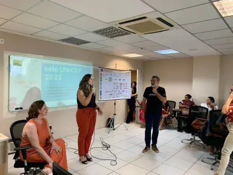 A APDMCE e o UNICEF reuniram 290 participantes de 152 municípios cearenses durante três dias de capacitações sobre a Lei da Escuta Protegida. A atividade foi sediada na Escola Superior do Parlamento Cearense (UNIPACE), em Fortaleza, de 23 a 25 de maio, com público de mobilizadores da Assistência Social e articuladores do Selo UNICEF, divididos por grupos. Com o tema “Acolher e Proteger: como promover espaços de escuta de crianças e adolescentes vítimas e/ou testemunhas de violência", os encontros do Ceará i