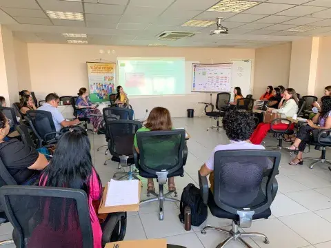 A APDMCE e o UNICEF reuniram 290 participantes de 152 municípios cearenses durante três dias de capacitações sobre a Lei da Escuta Protegida. A atividade foi sediada na Escola Superior do Parlamento Cearense (UNIPACE), em Fortaleza, de 23 a 25 de maio, com público de mobilizadores da Assistência Social e articuladores do Selo UNICEF, divididos por grupos. Com o tema “Acolher e Proteger: como promover espaços de escuta de crianças e adolescentes vítimas e/ou testemunhas de violência", os encontros do Ceará i