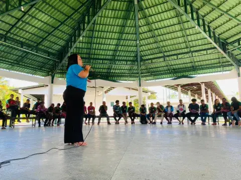 Equipe do Selo UNICEF conscientiza alunos para a importância da permanência deles na escola.