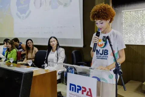 Representante do NUCA compondo a mesa de abertura