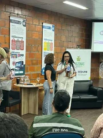 Ponto focal do Selo no Amazonas, discursando