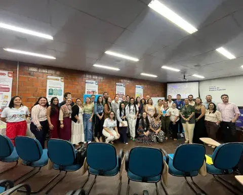 Plateia prestigiando o evento
