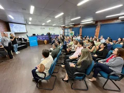 Plateia prestigiando o evento